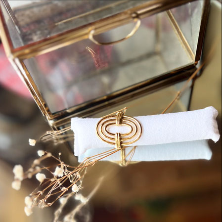 "Bague en acier inoxydable, ornée de cercle originaux qui captivent par leur design contemporain et élégant."