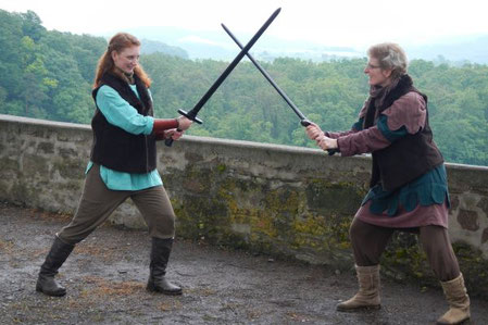 zwei Frauen beim mittelalterlichen Schwertkampf