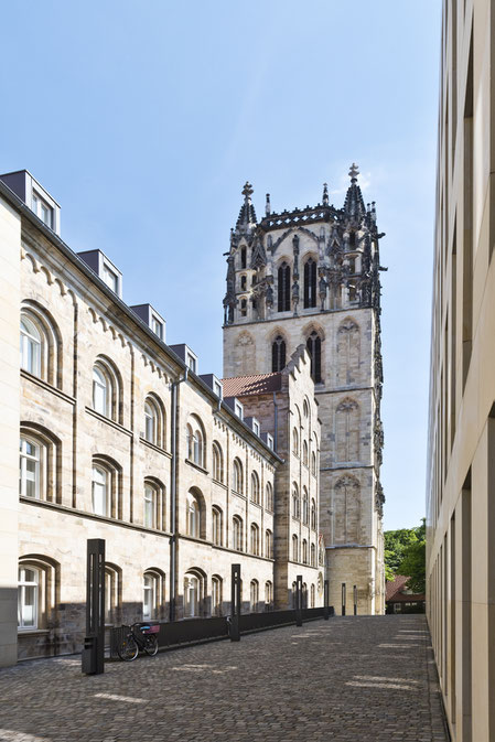 Ludgerihaus, im Hintergrund Überwasserkirchturm (11 Jhd.) mit der Marienglocke von 1415, Münster in Westfalen 