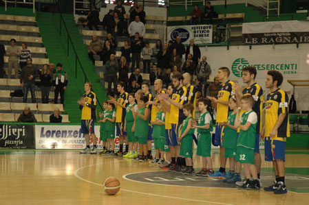 La squadra schierata sul parquet del PalaEstra (foto BTB)