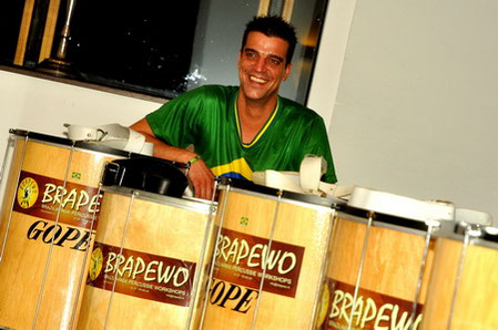 Ivo Jansen van Brapewo geeft een humorvolle workshop met authentieke Braziliaanse instrumenten op locatie.
