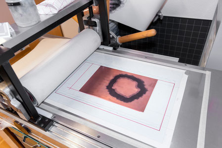 Eliana Bürgin | Druckpresse, Plattengrösse 520 x 1000 mm, Walzendurchmesser oben 110 mm, unten 80mm, Gewicht 120 kg. Hersteller: Güdel AG, Langenthal, Schweiz.