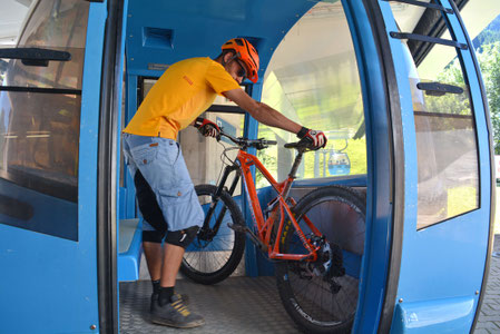 Die Hornbahn Hindelang transportiert Biker hinauf zum 1.320 Meter hoch gelegenen Imberger Horn. Die Bikes werden mit in der Kabine befördert. Foto: Bad Hindelang Tourismus / Wolfgang B. Kleiner