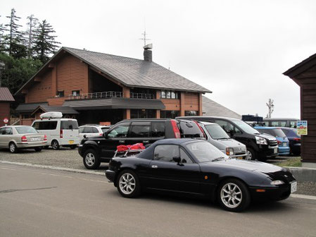 白銀荘に到着　吹上温泉からは目と鼻の先です。山中なのに突然現る賑やかな場所　17:15