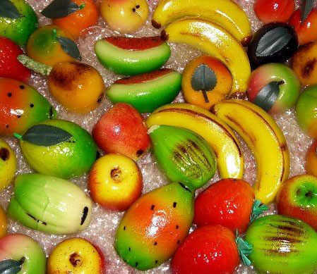 Frutta martorana, realizzata con pasta di mandorle locali: coloratissima e dolcissima!