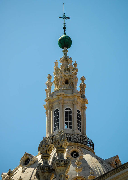 Die elegante Kuppel der Basilica de Estrela reckt sich in den blauen Himmel