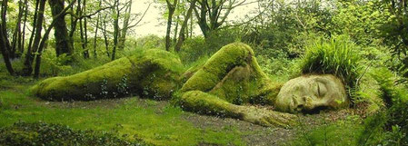 Skulptur einer schlafenden Frau, mit Moos bedeckt, halb in der Erde, Haare aus Gras - Sinnbild für Mutter Natur, Mother Earth