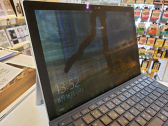 画面破損でノイズ表示に帯状の黒い未表示があるSurface PRO5