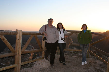 Patricio, Maribel y Leo en el abismo, el cielo es espectacular.