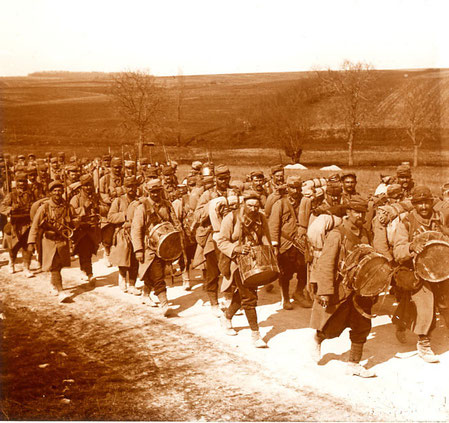 Soldats montant au front