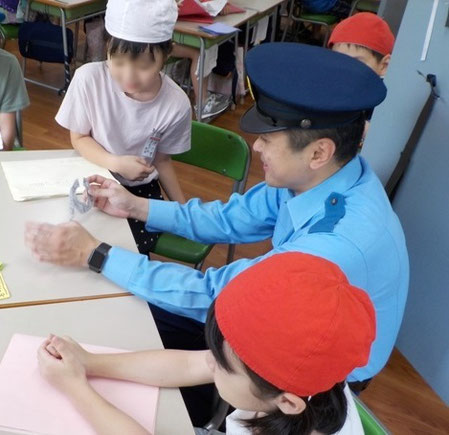 都合をつけて来校してくださった警察官のAさん