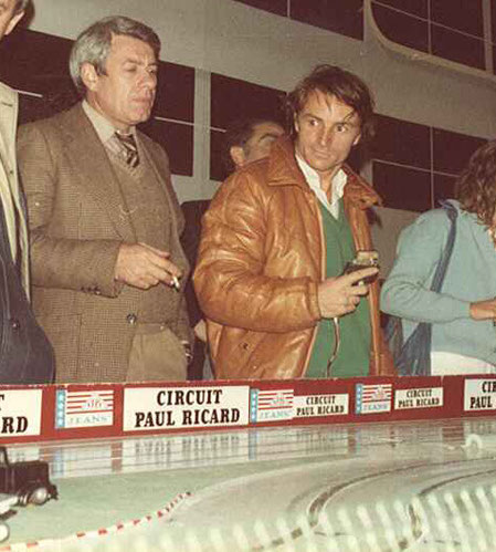 Le présentateur du journal TV Roger Gicquel et le pilote de Formule 1 René Arnoux sur la piste du club de Marmande au salon auto moto de Bordeaux en novembre 1982.