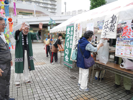 2時半すぎには最後の1鉢が売れました。仕入れた80鉢完売です!