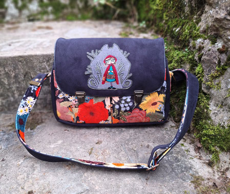 besace cartable femme à bandoulière - sac fabrication artisanale femme en faux cuir noir - broderie chaperon rouge et grand méchant loup - inspiration conte et histoire - fait-main en Alsace - velours ras fleuri