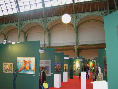 DANS LES STANDS DU "SALON DES ARTISTES FRANCAIS".AU PREMIER PLAN,MA TOILE: "LA GUERRE DE TROIE"