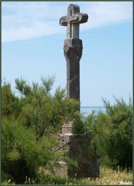 Croix sur la Promenade des Remparts à Talmont-sur-Gironde, Charente-Maritime