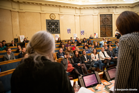 Pascale Poncelet notre formatrice qui parle devant les députés.