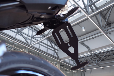 Befestigung des TAI-Bikeparts-Kennzeichenhalters an der BMW R 1200//1250 R/RS