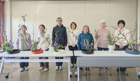 鹿骨区民館での「生け花の会」訪問