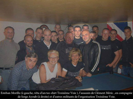 Naziskin Esteban Morillo (lyskegle) sammen med medlemmer fra det nu forbudte "Troisieme Voie" og "Envie de rever"