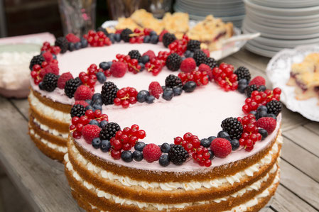 Hochzeitstorte Beeren Naked Cake 