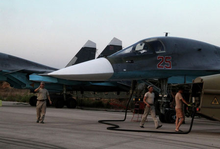 Controlli pre-missione su un Su-34 / Sputnik News