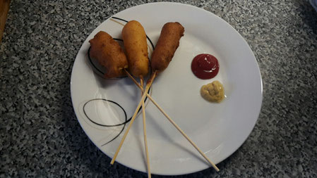 Fertige Corn und Chees Dogs.