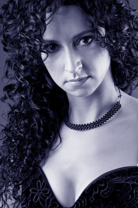 Electro- & Fusion-Tango: Die argentinische Singer/Songwriterin Lili Gardes mixt am 18. August im Reutlinger "Pappelgarten" Pop, Rock und Latin-Music zu einem unter die Haut gehendem Crossover-Sound. Foto: Promo