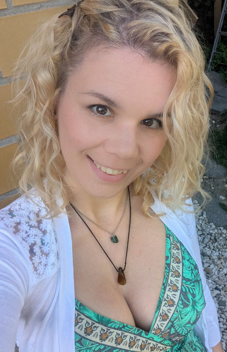 Wassenberger Meditationslehrerin Sabrina Sierks lächelt fröhlich in die Kamera.