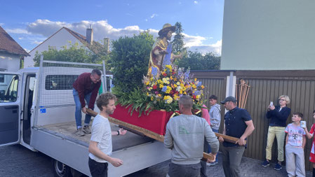 Fertig geschmückt kommt das „Masterbild“ wieder auf den Pritschenwagen und wird nach Bamberg gefahren. Am nächsten Morgen hat es seinen ersten von zwei großen Auftritten. Foto: Benjamin Kemmer
