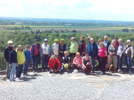 Teilnehmende der Prag-Dresden-Tour vor imposantem Panorama ©Astrid Schwecke