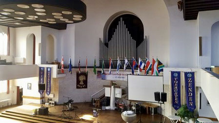 Kerk aan het Breeplein in Rotterdam met het orgel. Daar boven de verborgen zolder.