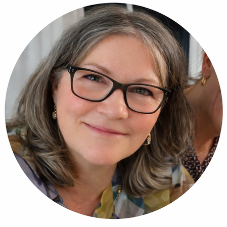 Esther Edry bietet Klangschalen-Therapie in ihrer Praxis Lunsol an.