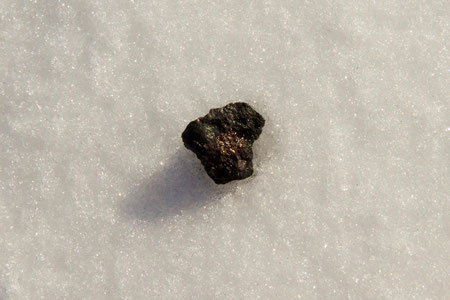 Möglicherweise ein Bruckstück des Tschebarkul-Meteoriten, gefunden  von Wissenschaftlern der Ural Federal University am Tschebarkul See (wikipedia, Denis Panteleev)
