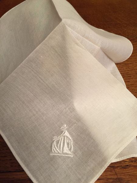 JEANNE LANVIN : MOUCHOIRS BRODES A L'EFFIGIE DE MADAME LANVIN ET DE SA FILLE