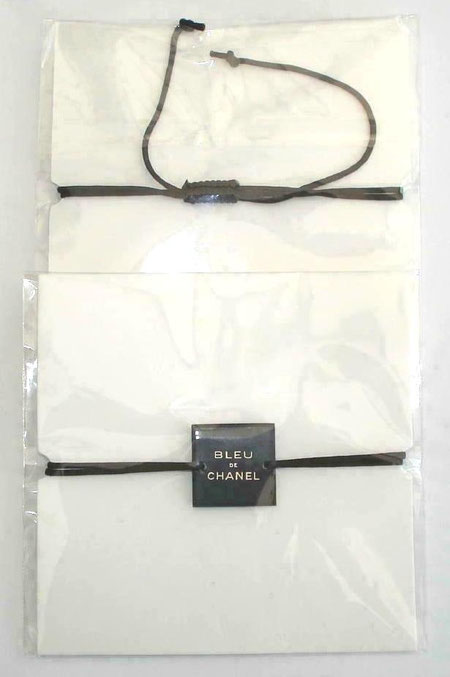 CHANEL - BLEU DE CHANEL : PETITE CERAMIQUE MONTEE SUR BRACELET-CORDON