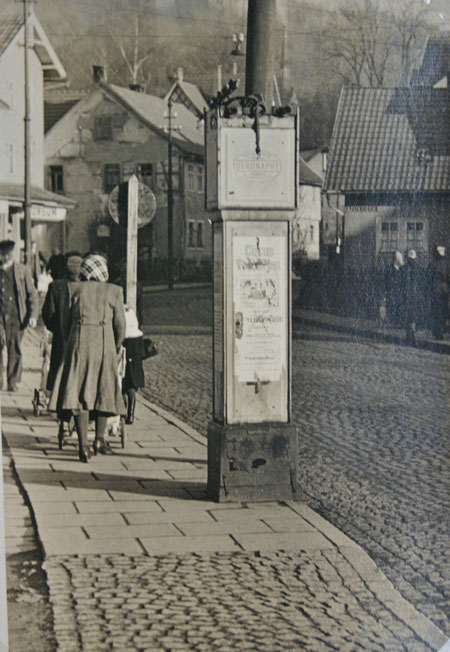 Gehsteigtankstelle vor Schlosserei Gustav Heller, jetzt Peter Fuhrmann - Sammlung Ewald Friedrich, Schenkung an die Heimatfreunde durch Anja König