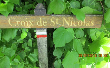 On commence en passant devant la Croix de St Nicolas