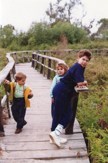 Nuestros niños posan.  F. Pedro. P. Privada.