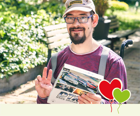 Luca im Garten vor dem HSM beim Zeigen des Computer-Rennspiels