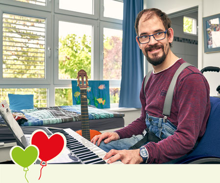Luca in seinem Zimmer in der Ü18-Gruppe an seinem geliebten Keyboard