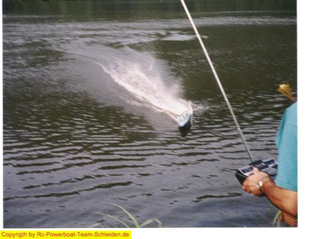Full Speed in Richtung Ufer,und 3meter davor die harte Wende Adrenalin Pur wenn ich keinen Fehler mache."Ab durch die Hecke" wenn es schief geht.
