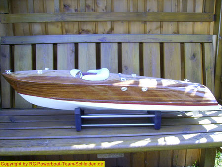 Die Riva ist ein Holz Sport Motorboot. Mit eine Länge von 85cm und eine Breite von 27cm. Weitere Beschr. folgt.