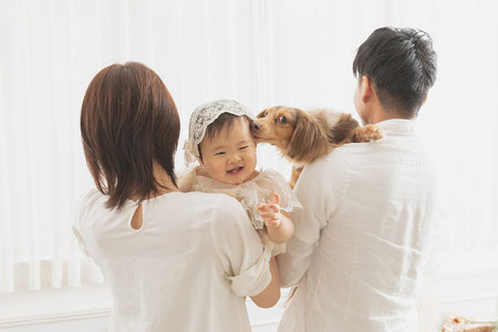 犬と家族の写真撮影