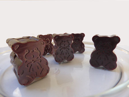 De mignons oursons au chocolat cru