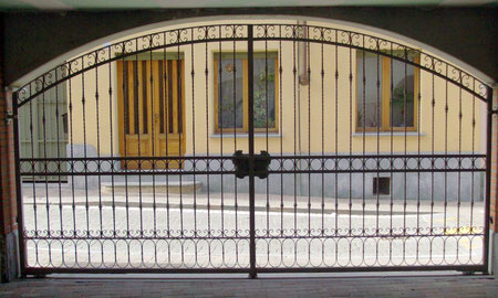 Sant' Ambrogio di Torino -cancello in ferro battuto a 2 ante