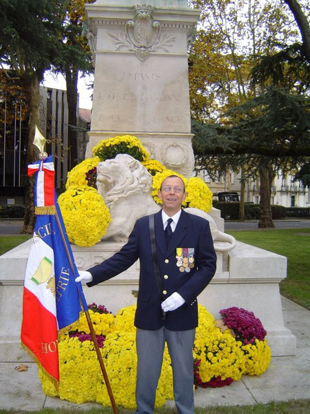 PORTE DRAPEAU DE LA SECTION