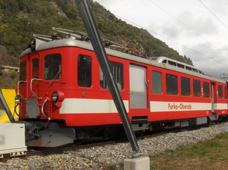 Ein alter Triebwagen BDeh 2/4 im alten FO-Design, abgestellt im Glisergrund im Oktober 2008.