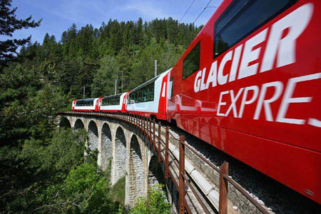 Heute prägen moderne Panoramawagen 1. und 2. Klasse das Bild des Glacier Express.