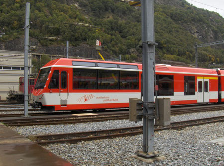 Die neuste Generation des Fahrzeugparks. Ein vierteiliger Gelenk-Triebzug ABDeh 4/10 (KOMET) vor den Werkstätten im Glisergrund.